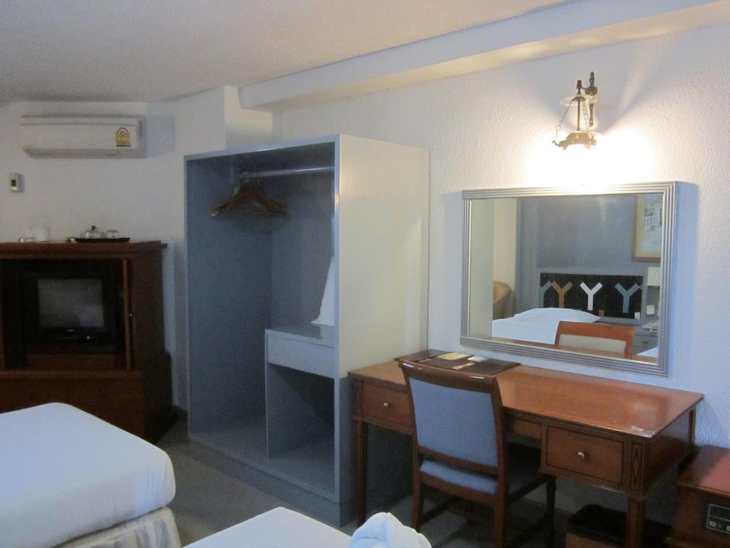 Lopburi Inn Hotel Room photo
