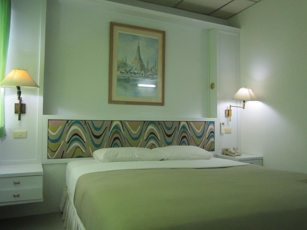 Lopburi Inn Hotel Room photo