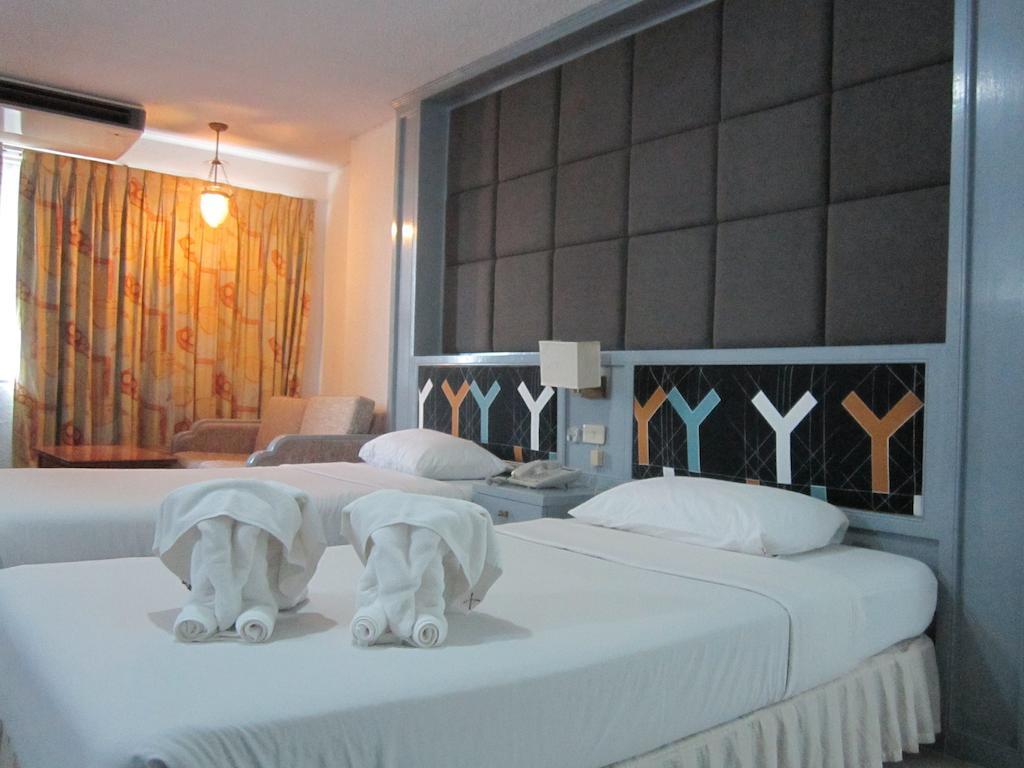 Lopburi Inn Hotel Room photo