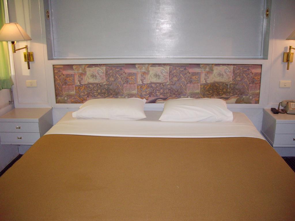 Lopburi Inn Hotel Room photo